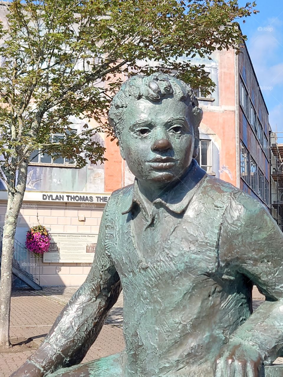 Dylan Thomas statue in Swansea