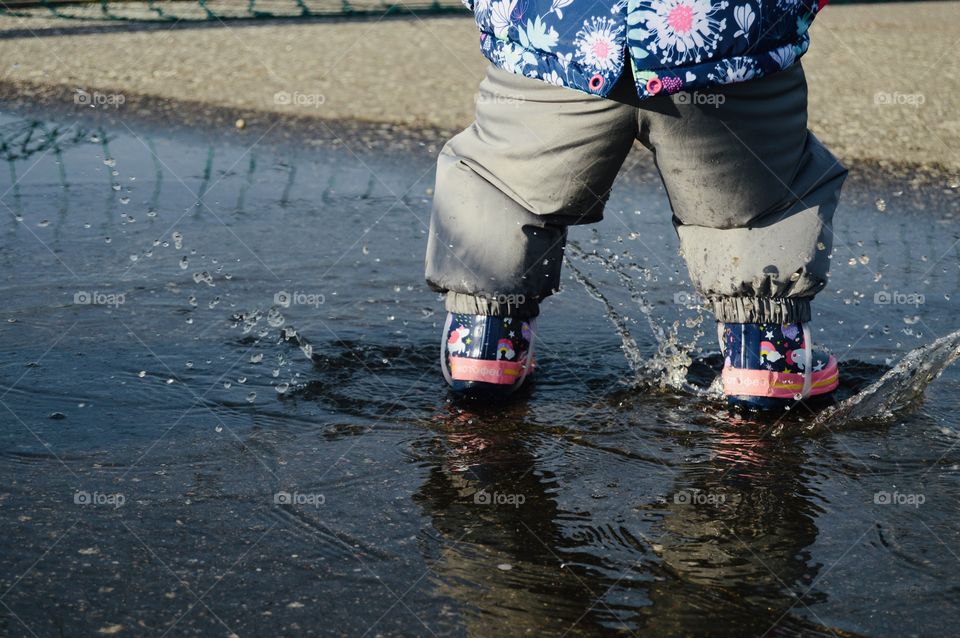 And what can you do — it's spring outside and there are puddles that you want to climb into! And even better — from the heart to roll in the mud!