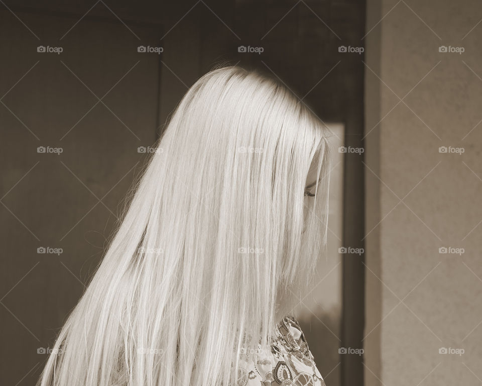 Blond girl with long streight hair