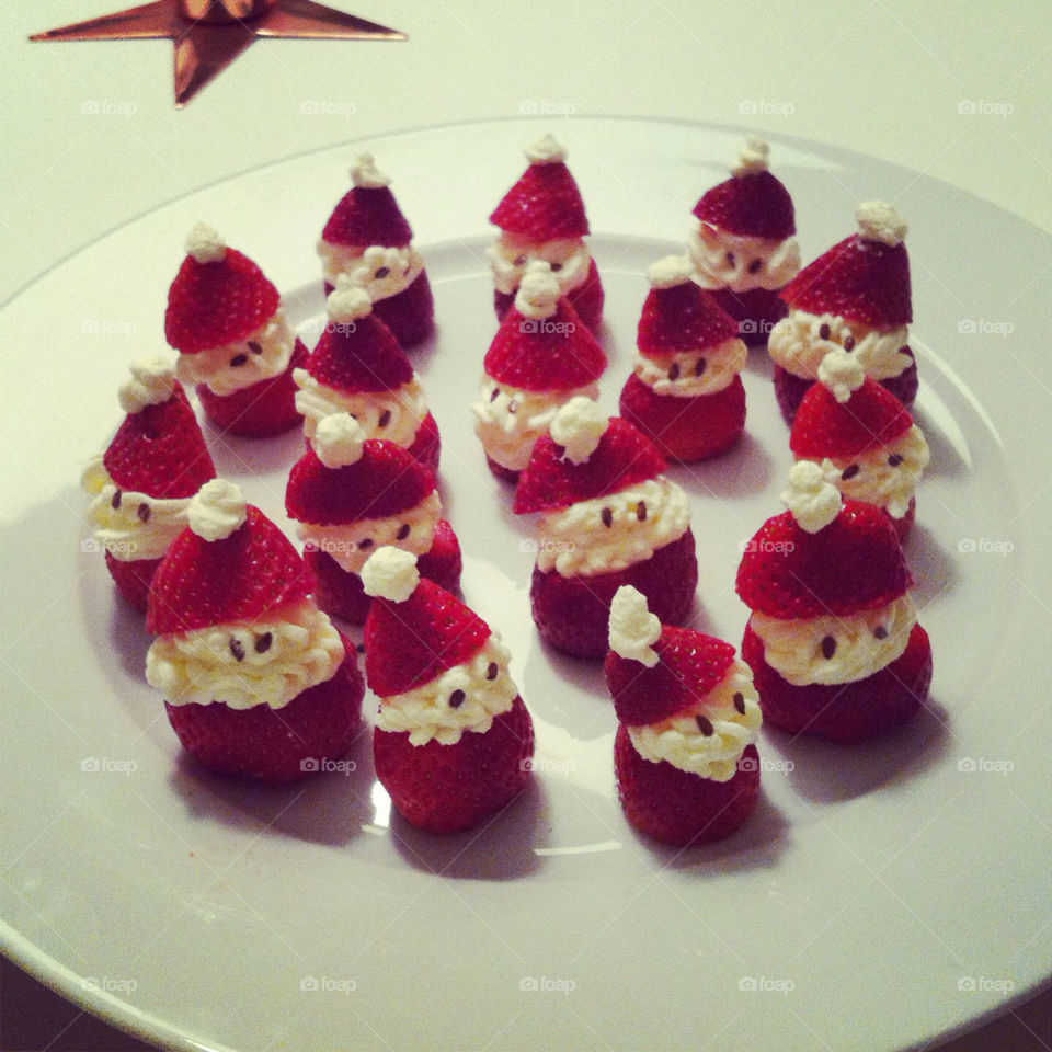 Strawberrysantas with cream