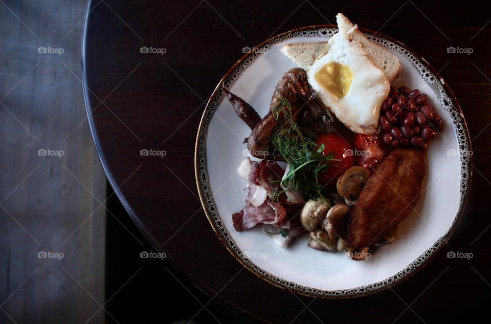 What can be better than tasty English breakfast in pub? Beacon, beans, mushrooms and egg on grilled bread - isn’t it perfect beginning of the day after match day? 
