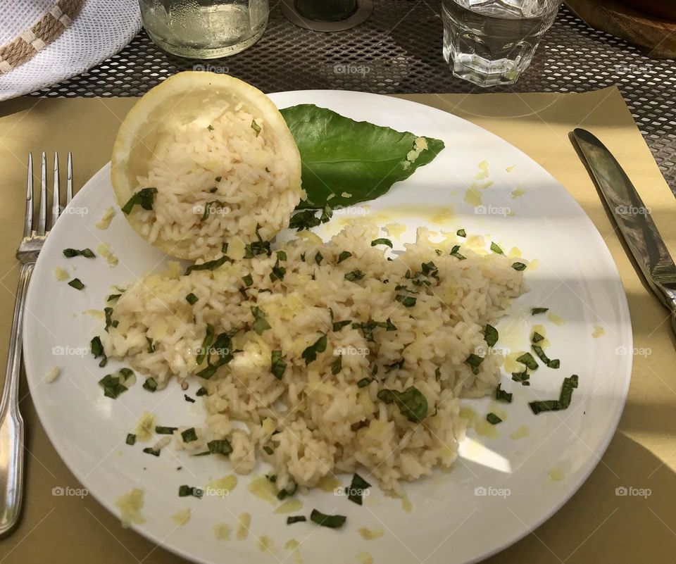 Lemon risotto in the shade.