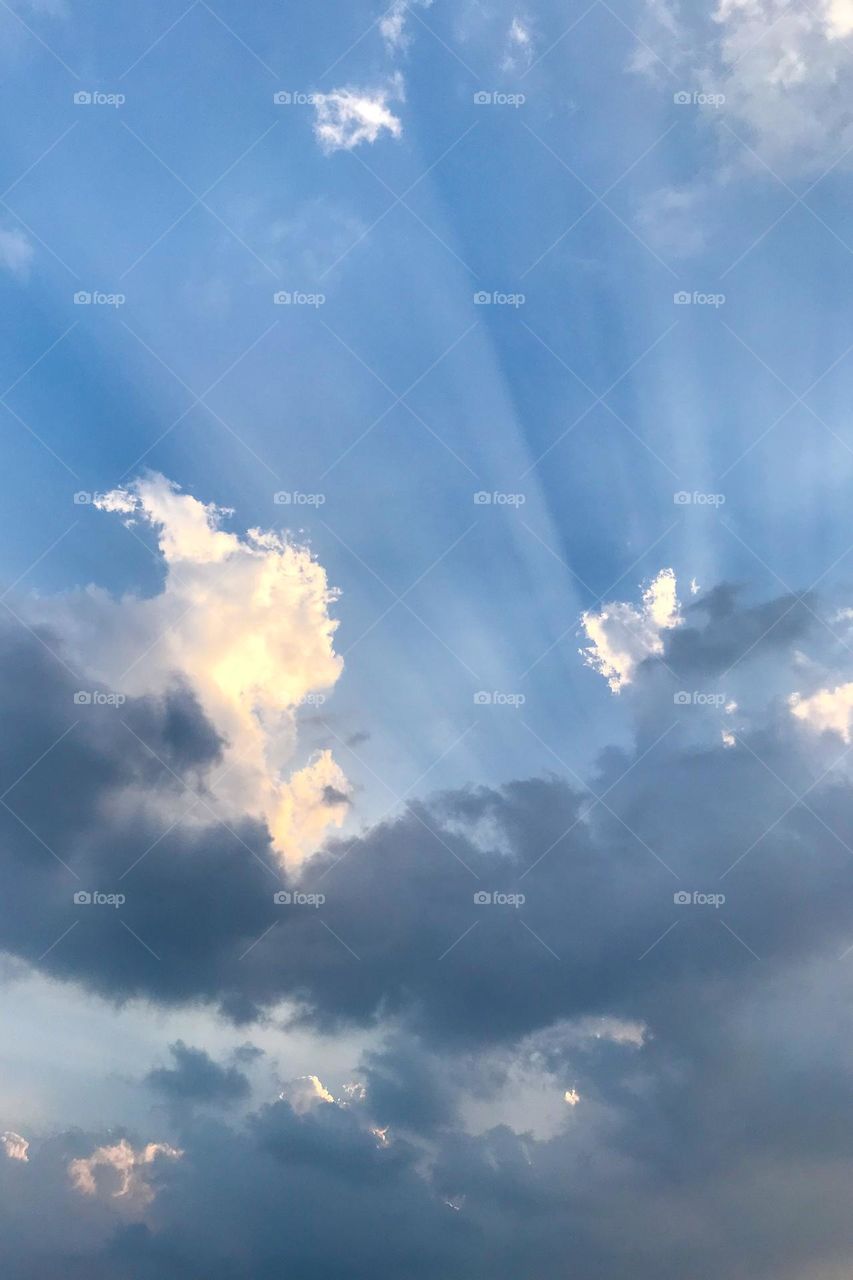 The sunlight that shines through the clouds. Ray. Light. Sun. Sunlight. Cloud. Cloudy. Sky. Tranquil scene. Scenes. Scenery. Natural. Experience. Photography. Natural. A group of clouds. Landscape.