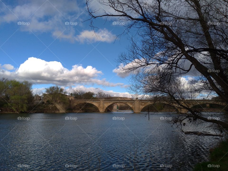 Río Ebro y puente de piedra en Logroño. Spain