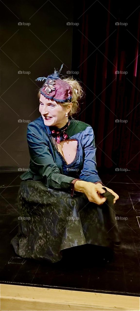 This lovely lady is a puppeteer for the puppet theater that visited „Straubing“, „Niederbayern“ or „Lower Bavaria“ in March 2024. Apparently the evening‘s show was a success. Hypnotic Productions