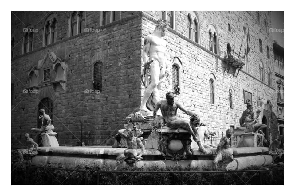 bella Firenze. picture of a square in Firenze