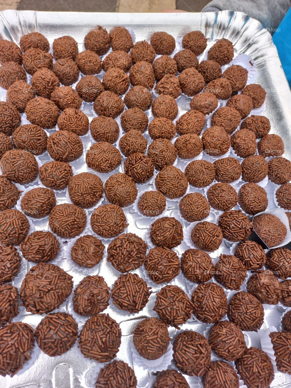 O brigadeiro é um doce  típico da culinária  brasileira, feito com chocolate  em pó, leite condensado, manteiga e finalizado  com granulado tradicional,  esse doce é o clássico das confeitarias  brasileiras,  que agrada a todos