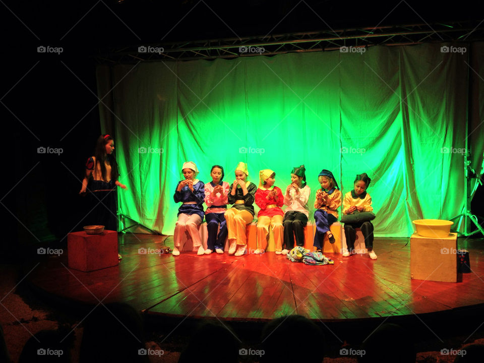 SNOW WHITW AND THE SEVEN DWARFS