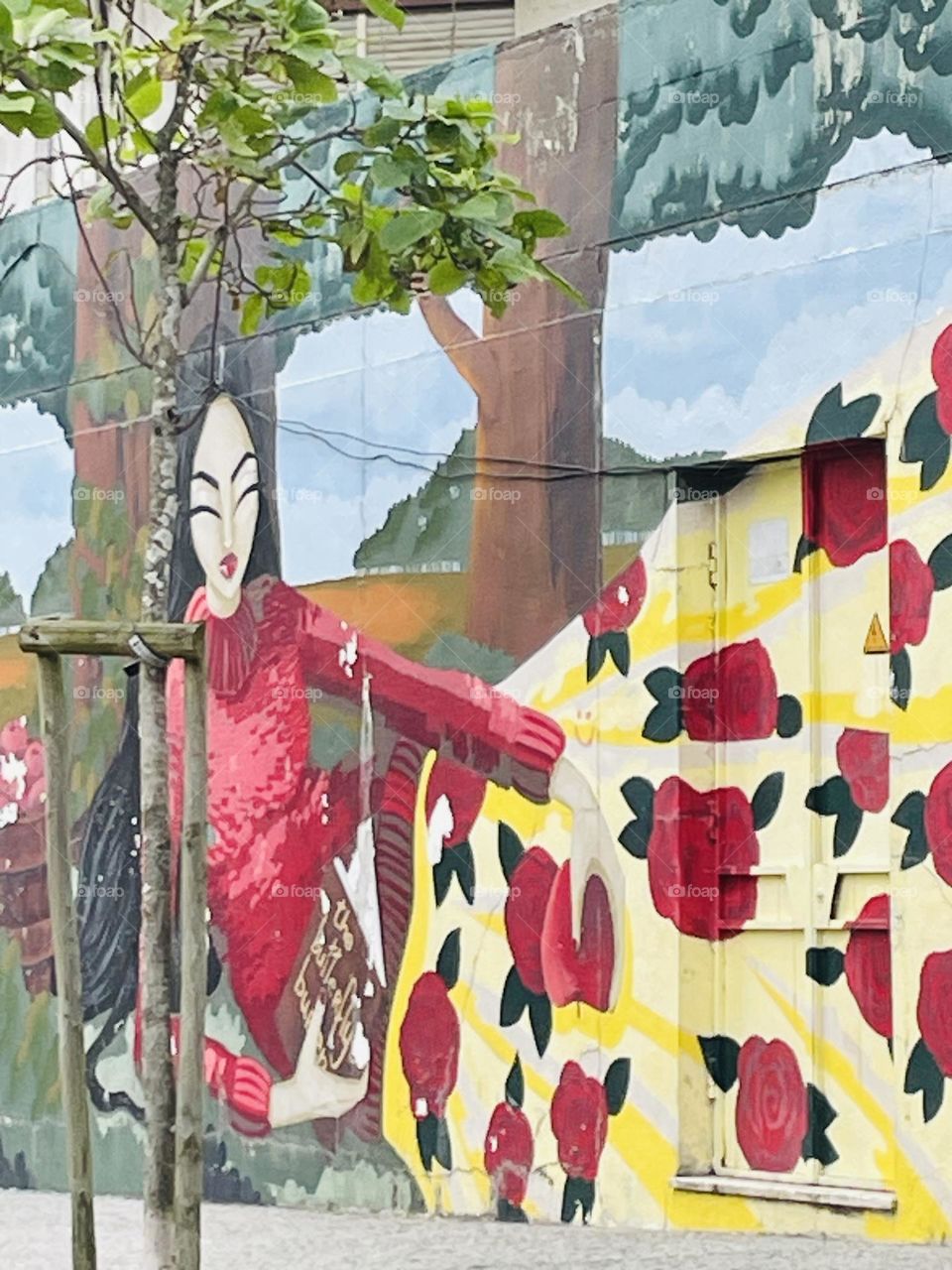 Mural com cores vibrantes, na cidade do Porto.