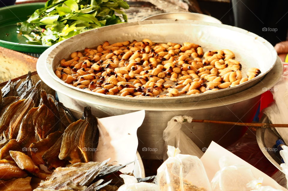 Fresh larvae ready to eat at the market