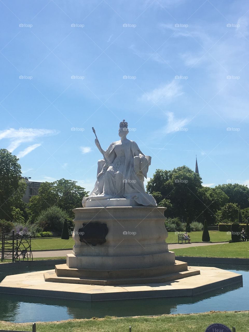 Queen Elizabeth Statue outside Kensington Palace In London