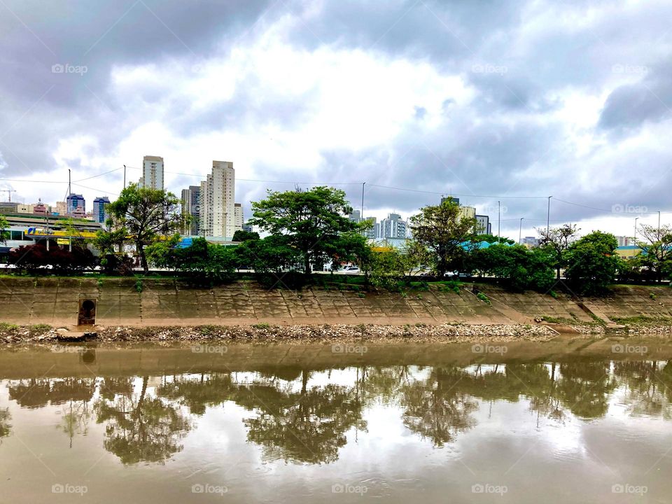 🇺🇸 In São Paulo, a little green in the middle of the Rock Silver. .
Look at the Tietê River:

🇧🇷 Em São Paulo, um pouco de verde no meio da Selva de Pedra. 
Olhe aí o Rio Tietê: 