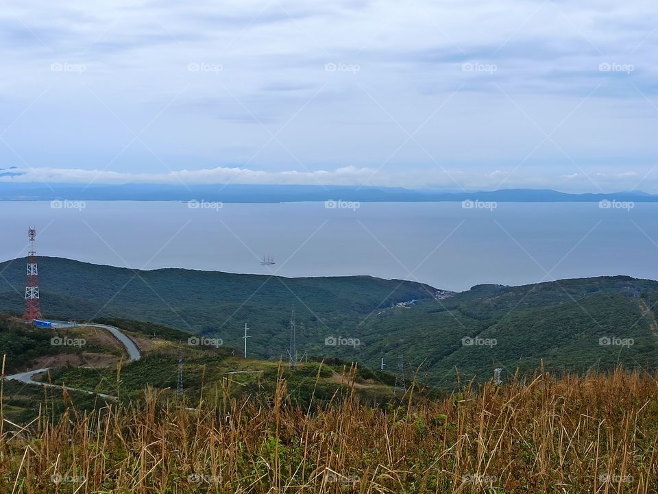 Одинокий парусник в заливе
