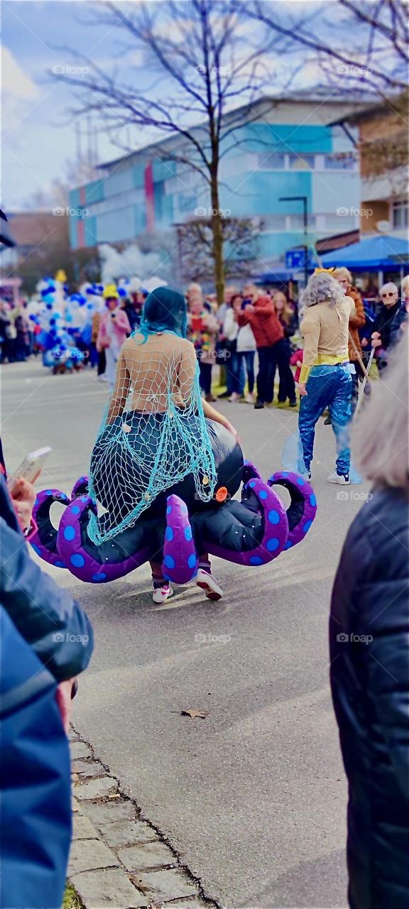 This is a carnival parade in „Bad Füssing“ in „Bavaria“, Germany on „Mardi Gras“ or „Fat Tuesday“, the last day of the festivities known as „Fasching“ here. Outlandish costumes such as this octopus rule. Oh Octopussy !!! 2024. Hypnotic Productions