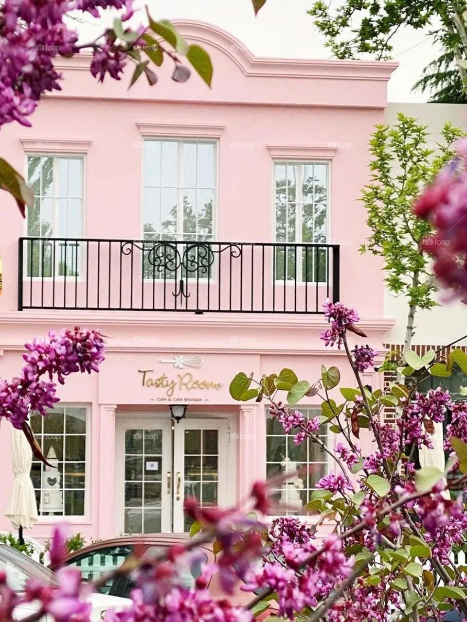 It's the outdoor of one of my beloved cafes, it's all pink, everything here is pink, as a woman who still have a barbi inside tasty room is my style