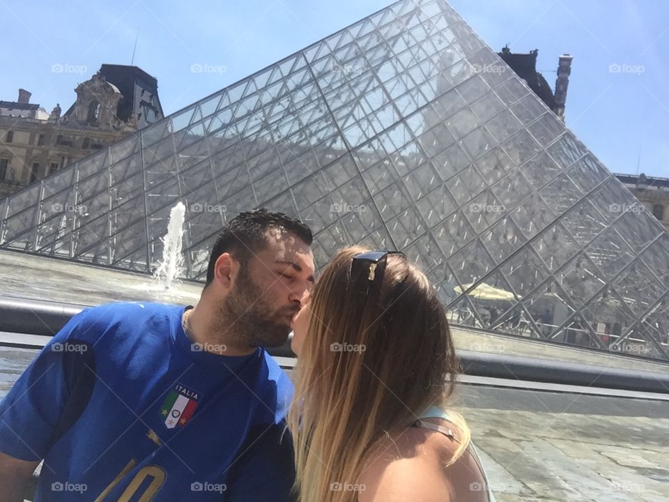 Kiss at the louvre 