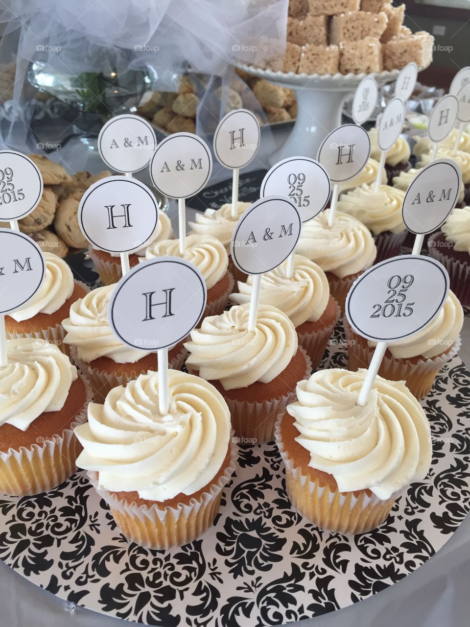 Bridal shower cupcakes. Pretty idea for bridal shower cupcakes