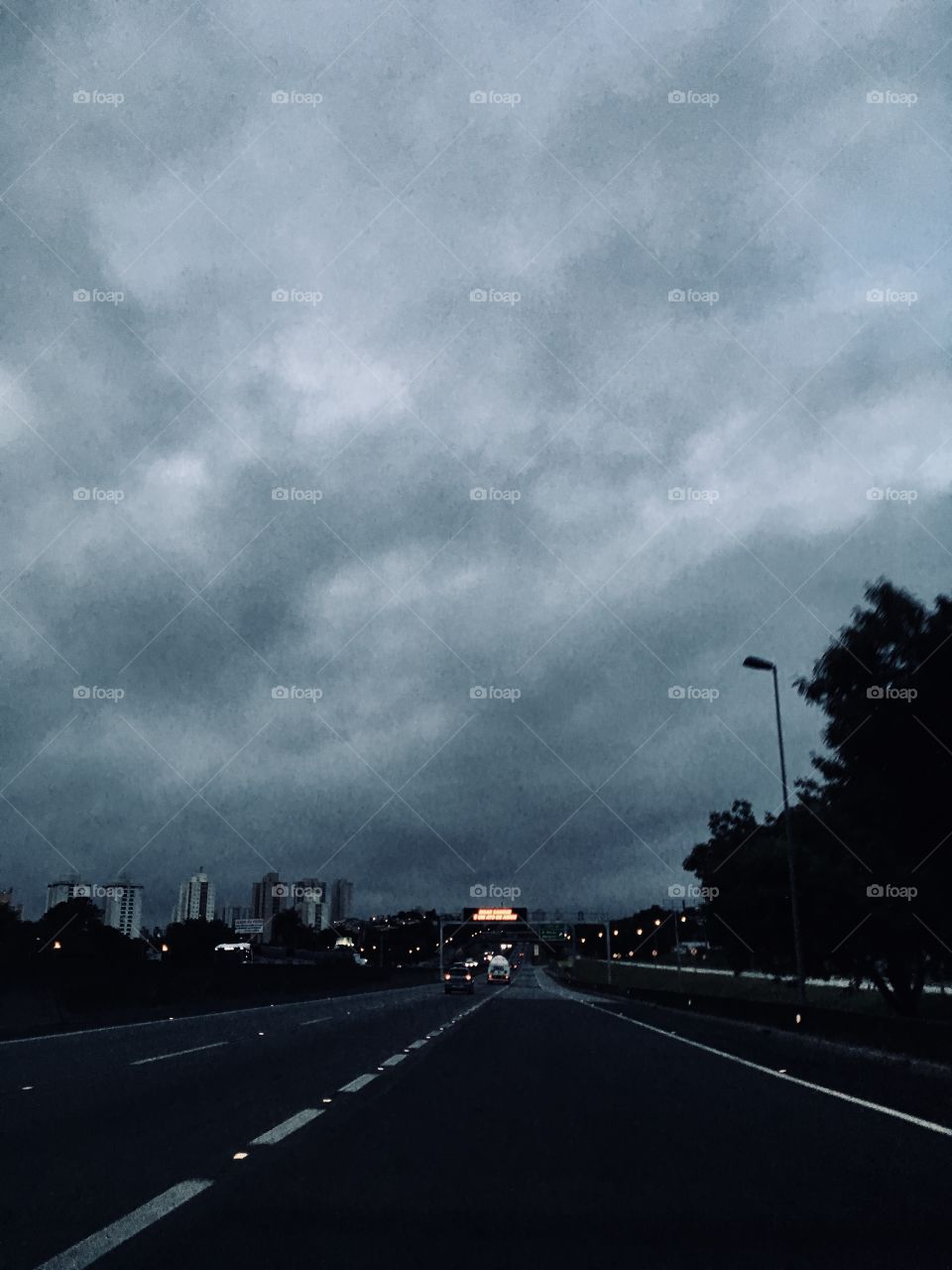 ☁️ Enquanto que pelos lados do Bairro Medeiros o #sábado surge brilhante, na #Anhanguera tudo lusco-fusco.
Pode, Arnaldo?
🤷🏻‍♂️
#natureza #fotografia #paisagem #nuvens #rodovia #Jundiaí 