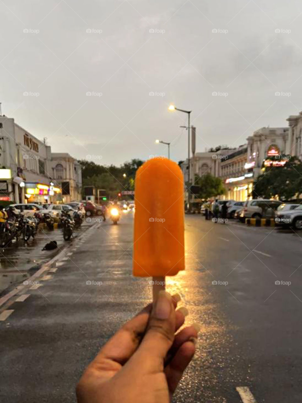 All gloomy weather is meaningless in the face of ice cream.