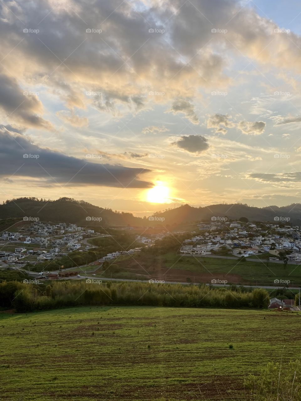 🇺🇸Very beautiful sunset!  Look how the sun is still alive, lighting up the landscape.  It is good to contemplate the infinite, isn't it? / 🇧🇷 Entardecer bonito! Olhe como o sol ainda está vivo, iluminando a paisagem. Faz bem contemplar o infinito, não?