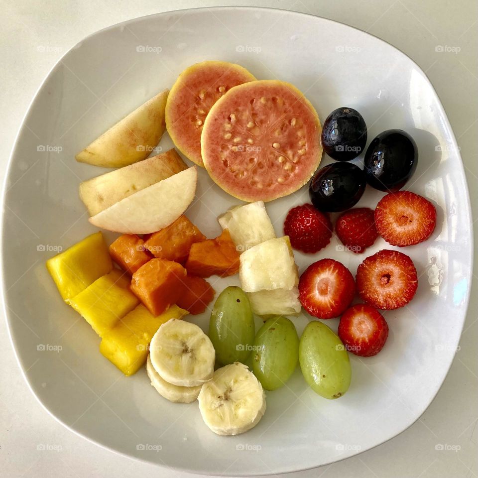 Para voltar ao ritmo saudável e “desintoxicar” do fim de semana, frutas com variedades e porções diminutas.
Temos: uvas, morango, banana, abacaxi, mamão, manga, pêssego e goiaba.
Toque o chocolate por uma fruta!