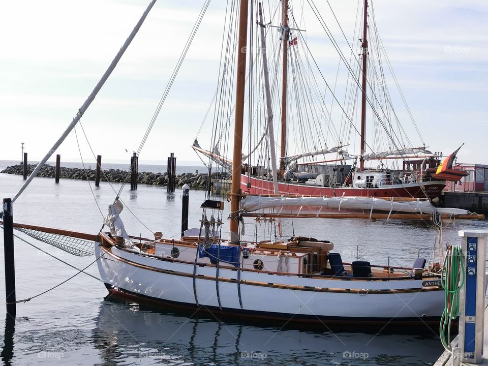 Segelboot vor historischem Zweimaster