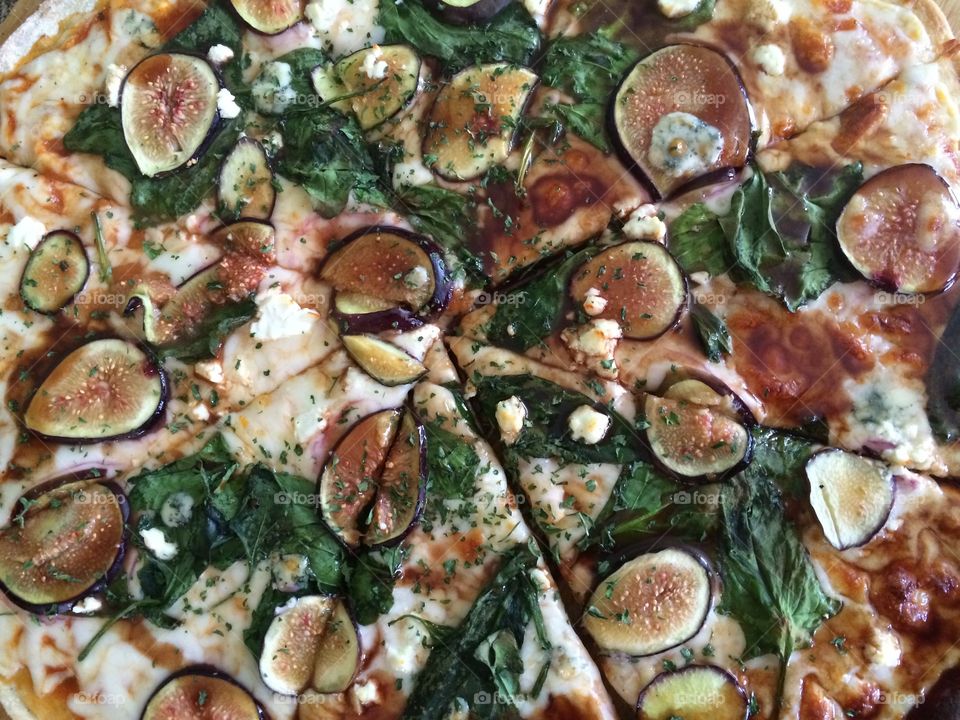 Blue cheese figs balsamic and spinach gourmet pizza