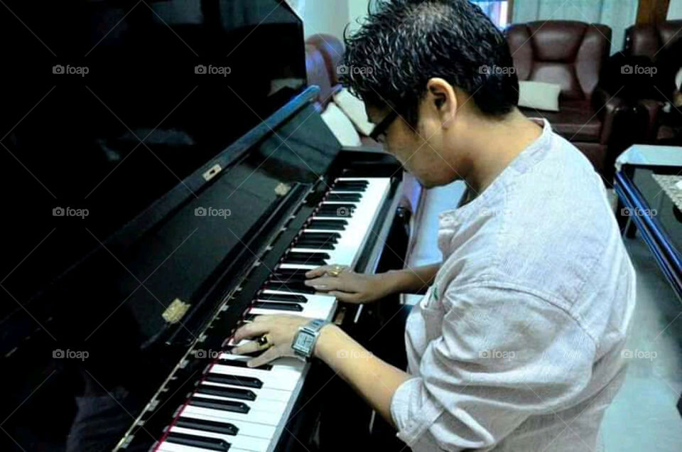 Play Piano