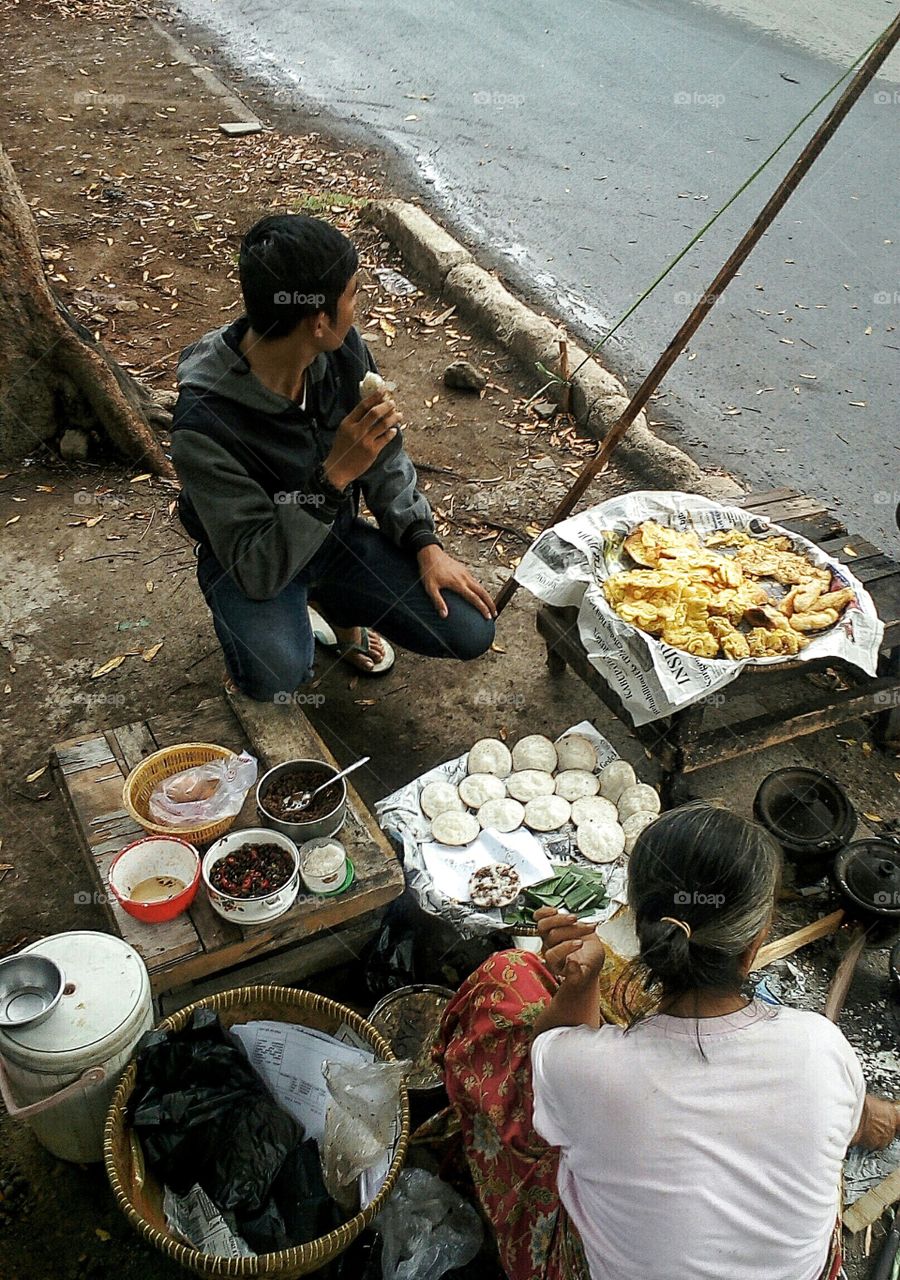 cake seller....the name is pancake,this traditional food is very popular.made from rice flour,and very suitable to be served in the morning