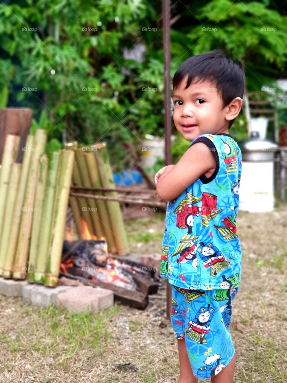 kid happy waiting for lemang