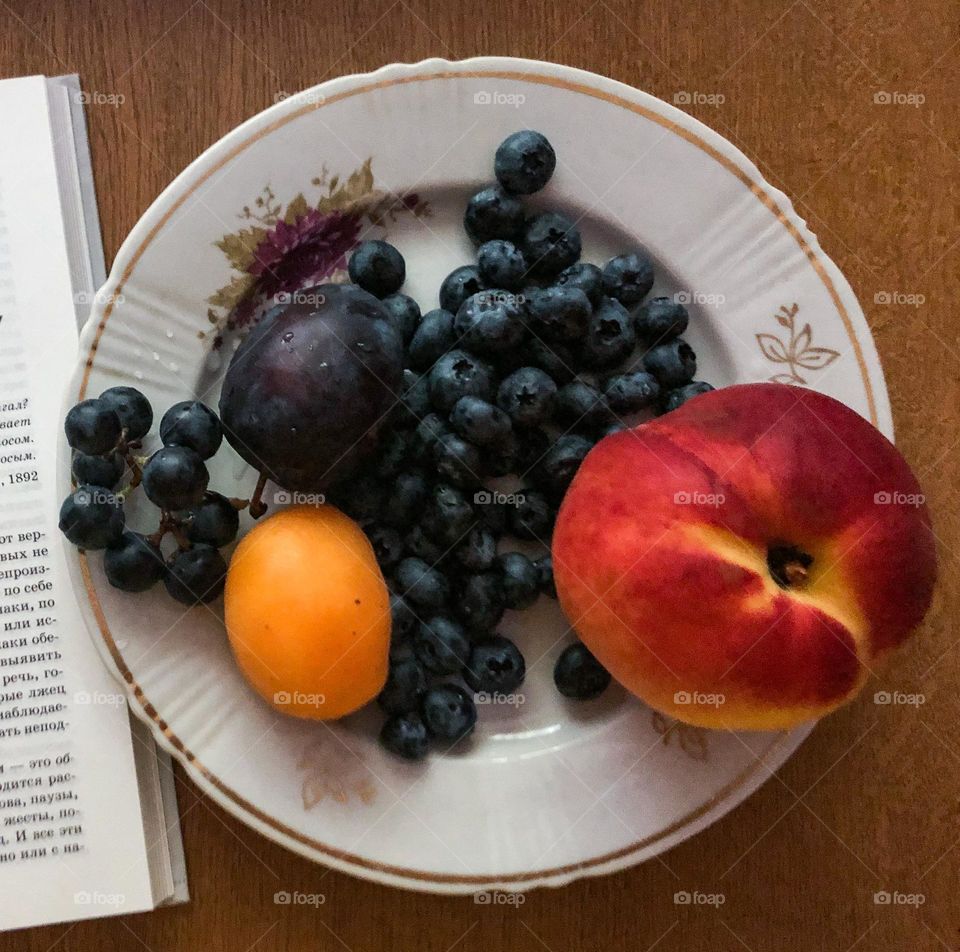 Circle berries and circle fruits in circles plate