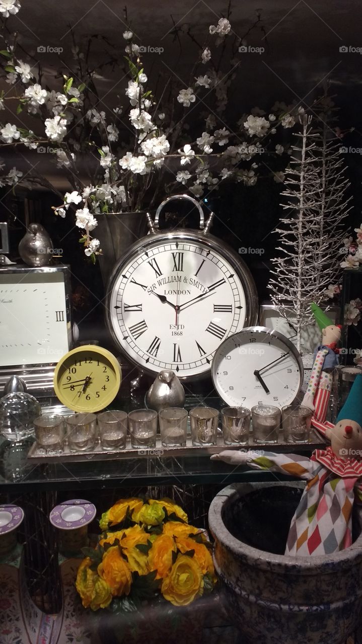 Face of clocks in shop window of new york