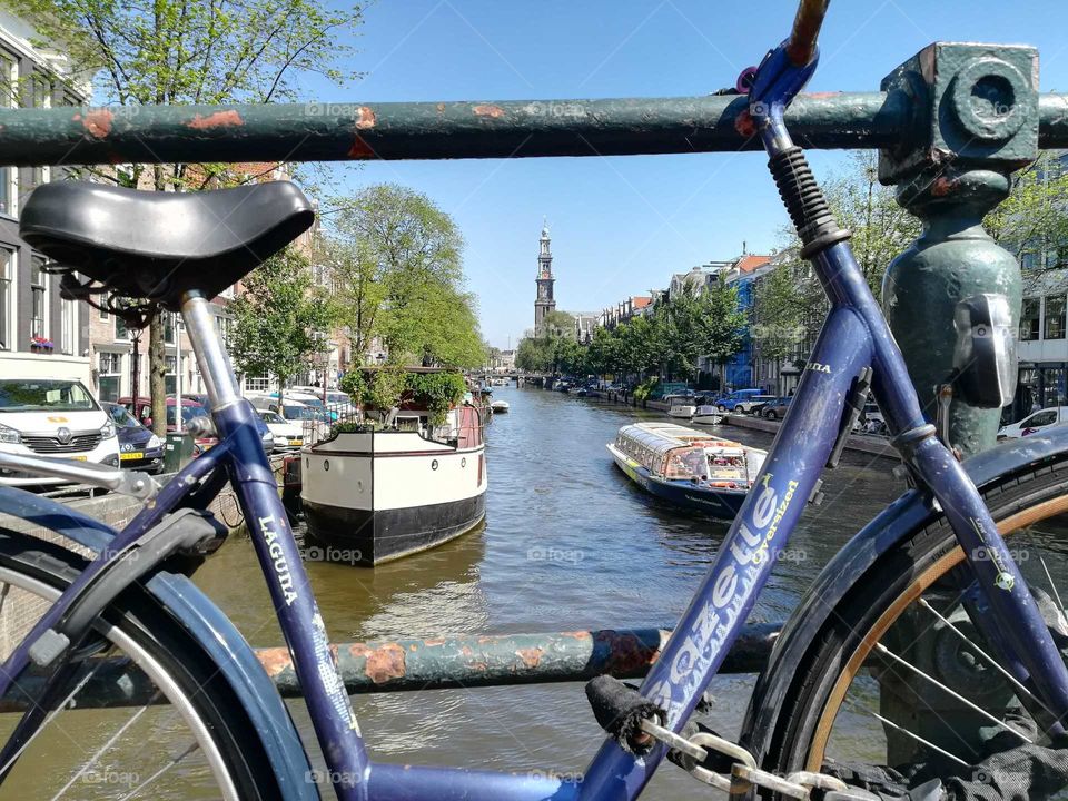 vista del canal de Amsterdam a través de una bicicleta