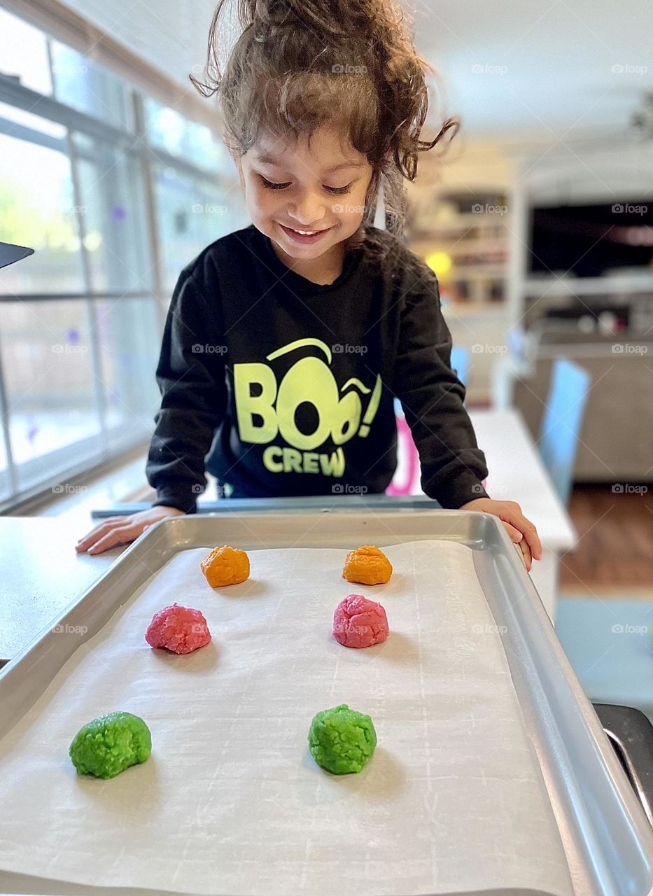 Making monster cookies with a toddler, baking cookies for Halloween, spooky cookies, homemade Halloween treats, baking cookies at home, homemade treats for trick or treat 