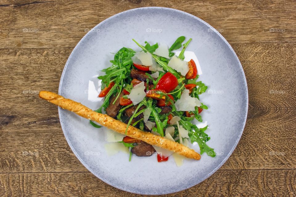 Salad with meat and arugula