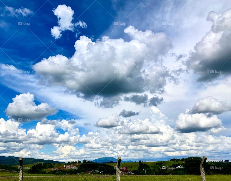 A beautiful sky from Bragança Paulista Airport: that's what we have now, at 3 pm.  However, the white clouds gradually darken...

 Let's get the umbrellas ready!