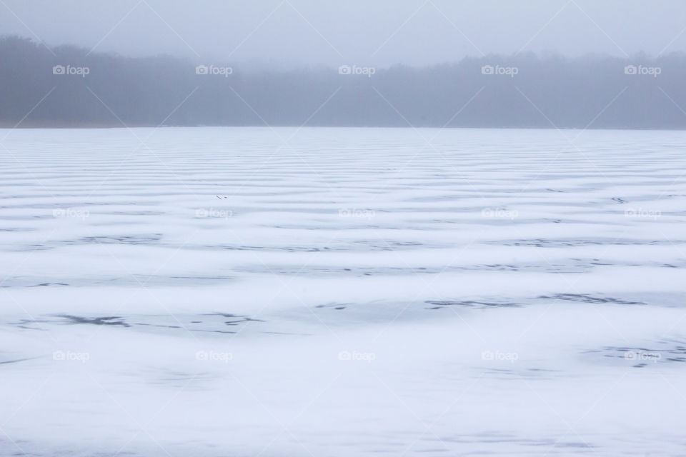 Frozen lake in a forest - snow pattern on the ice  - snö is vågor mönster sjö 