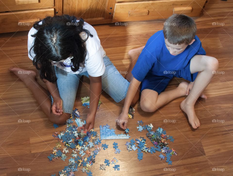 Children putting a puzzle together 