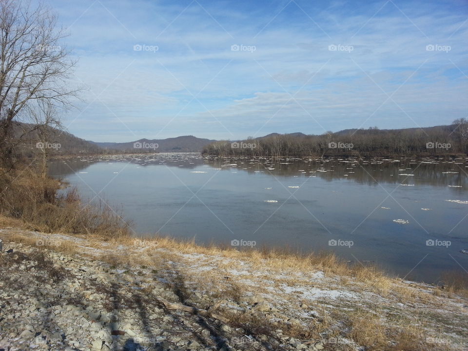 ice on the river. ice on the Ohio river