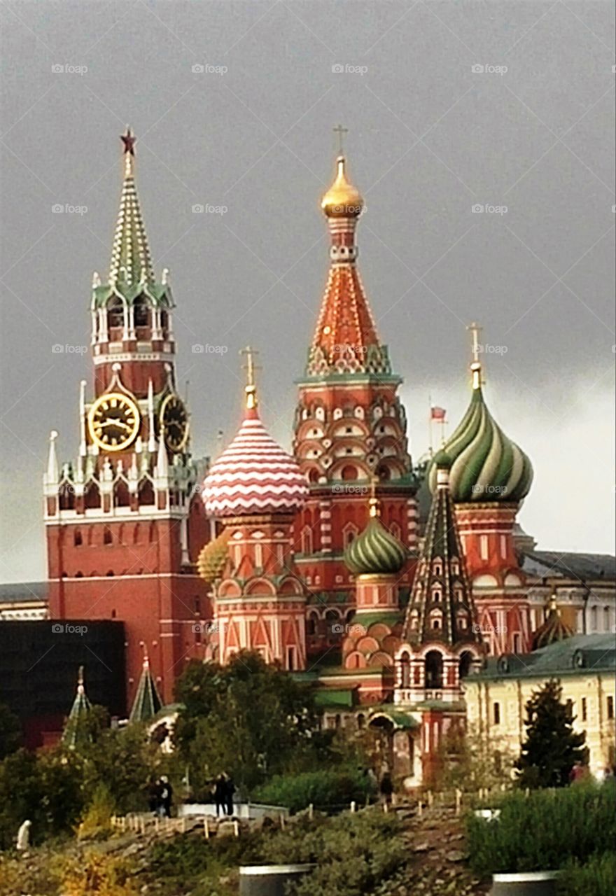 moscow kremlin and st basil cathedral zaryadye view