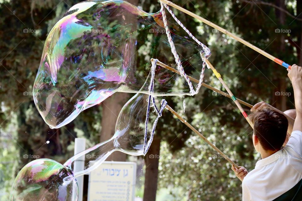 Giant soap bubbles 