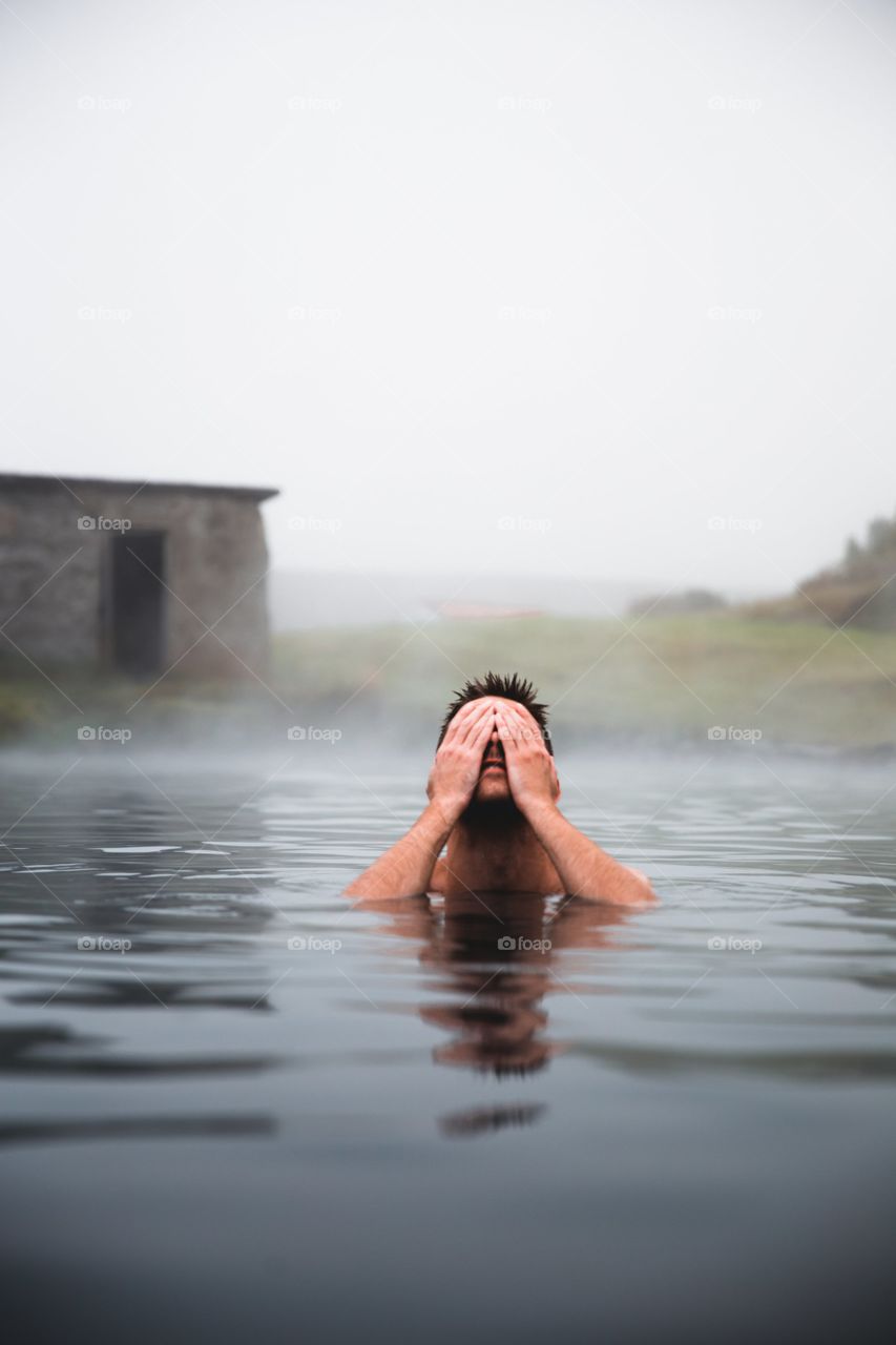 Hombre en piscina volcánica