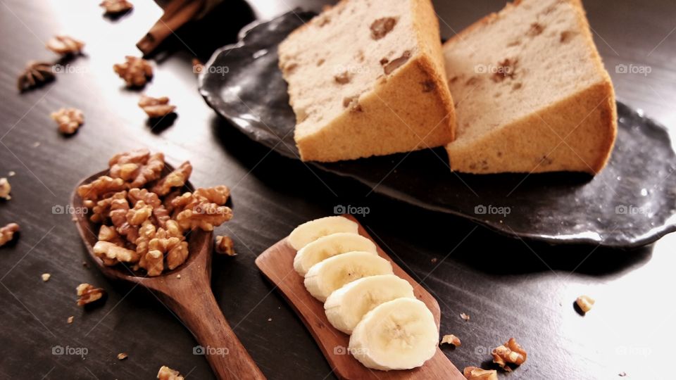 Banana walnut cake