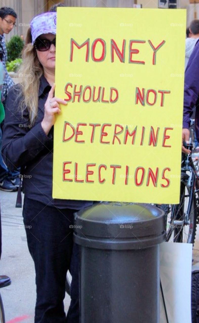 Money and elections. Protester in Chicago during the big banking crisis ..