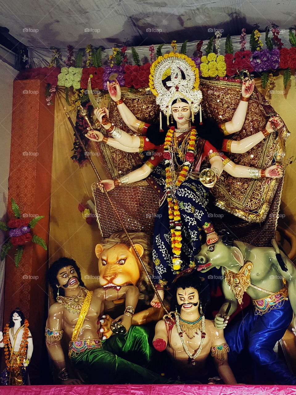 this is photo taken by navratri festival Name of this picture MA SHEROWALI & LIONS