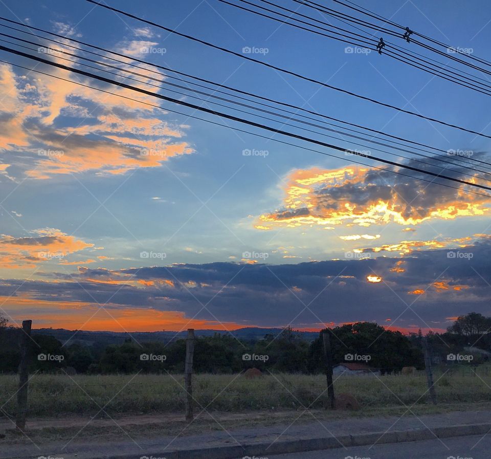 🌄#Entardecer que nos traz motivação!
Como não se inspirar com a beleza da #natureza?
📸 
#fotografia #sol #sun #sky #céu #nature #horizonte #paisagem #landscape #inspiração #mobgrafia #XôStress
#FotografiaÉNossoHobby