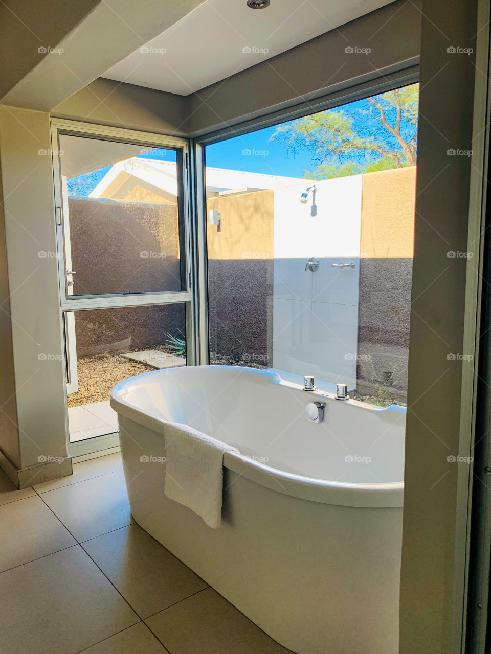 Jacuzzi in a guest room in a guesthouse with an outside shower. Bathroom designed for luxury treatment.