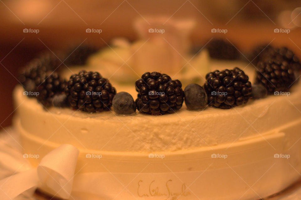 berries weddingcake by kamrern