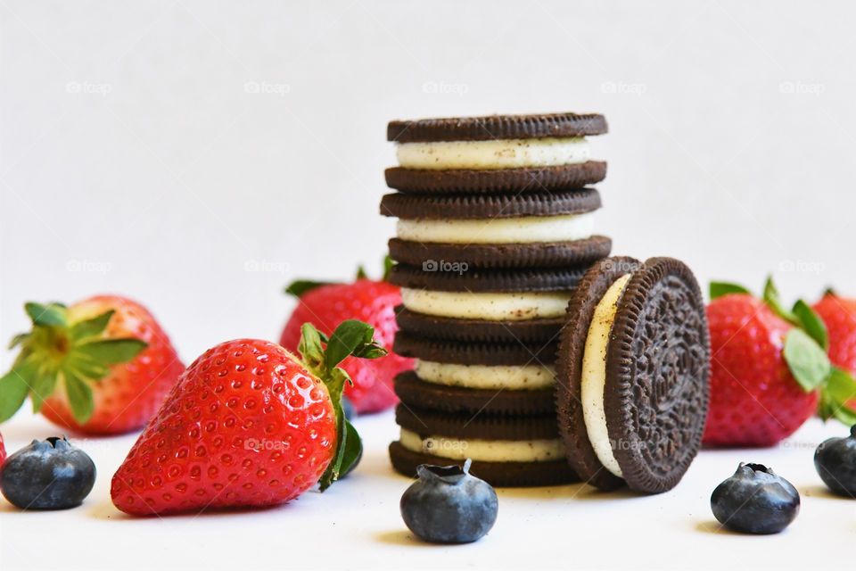 Oreo cookies with berries