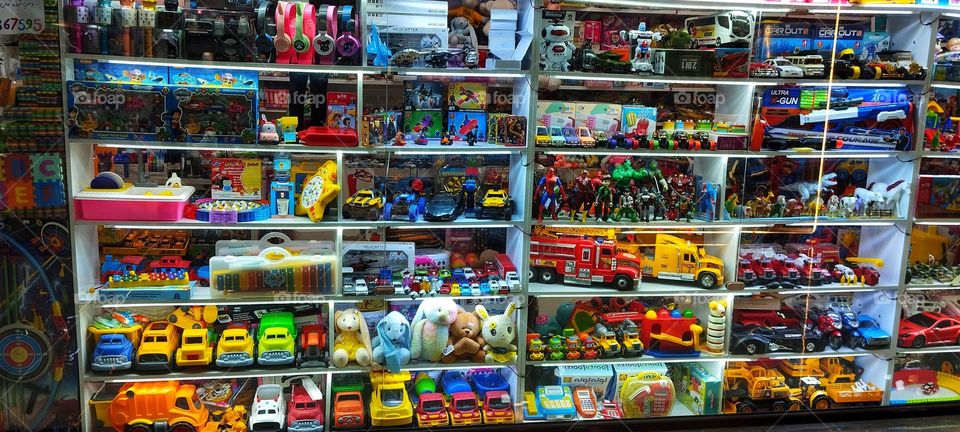 The world of colorful toys is like our world, very beautiful and full of different characters.
It is enough to know the game
And play honestly and never amuse deceitfully so we can enjoy all .